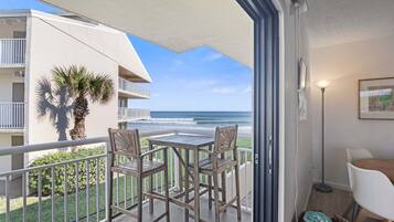 LÀgenhet - 1 queensize-sÀng med bÀddsoffa - terrass - havsutsikt (Seaward D-102) | Restaurang utomhus