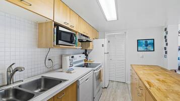 Apartment, 1 Queen-Bett und Schlafsofa, Terrasse, Meerblick (Seaward D-102) | Eigene Küche