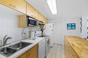 Apartment, 1 Queen-Bett und Schlafsofa, Terrasse, Meerblick (Seaward D-102) | Eigene Küche