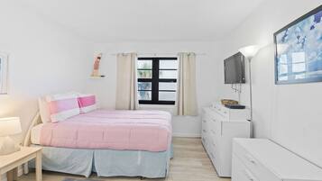 Apartment, 1 Queen-Bett und Schlafsofa, Terrasse, Meerblick (Seaward D-102) | 1 Schlafzimmer