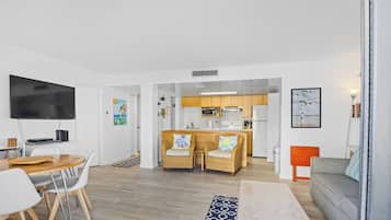 LÀgenhet - 1 queensize-sÀng med bÀddsoffa - terrass - havsutsikt (Seaward D-102) | Vardagsrum