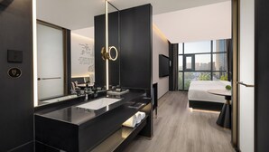 Kamar Standar, 2 Tempat Tidur Double | Seprai premium, selimut bulu angsa, minibar, dan meja kerja