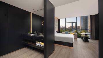 1 King Premium | Bathroom | Shower, hydromassage showerhead, free toiletries, hair dryer