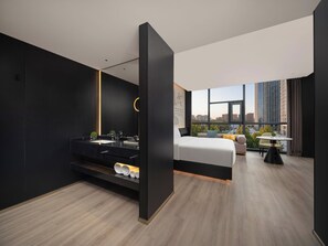 Chambre Prestige, 1 très grand lit | Salle de bain | Douche, pomme de douche hydromassante, articles de toilette (gratuits)