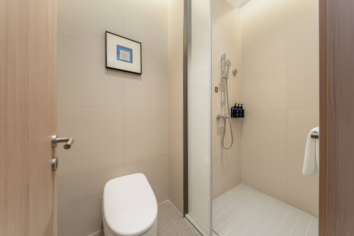 Rom – standard, 1 kingsize-seng (Extra Floor Space) | Bad | Dusj, dusjhode med hydromassaje, designertoalettartikler og hårføner