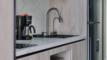 Superior Studio, City View | Private kitchen | Fridge, microwave, stovetop, cookware/dishes/utensils