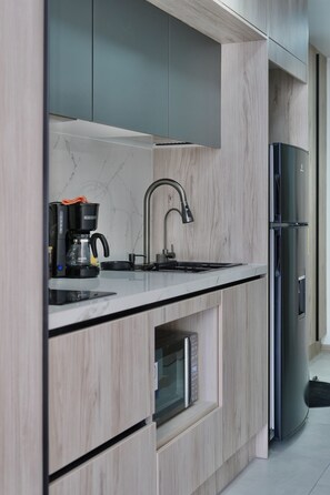 Superior Studio, City View | Private kitchen | Fridge, microwave, stovetop, cookware/dishes/utensils - Cielo Residents by Nomad-in (Quito)