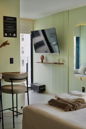 Cubrecamas, muebles diferentes y escritorio 