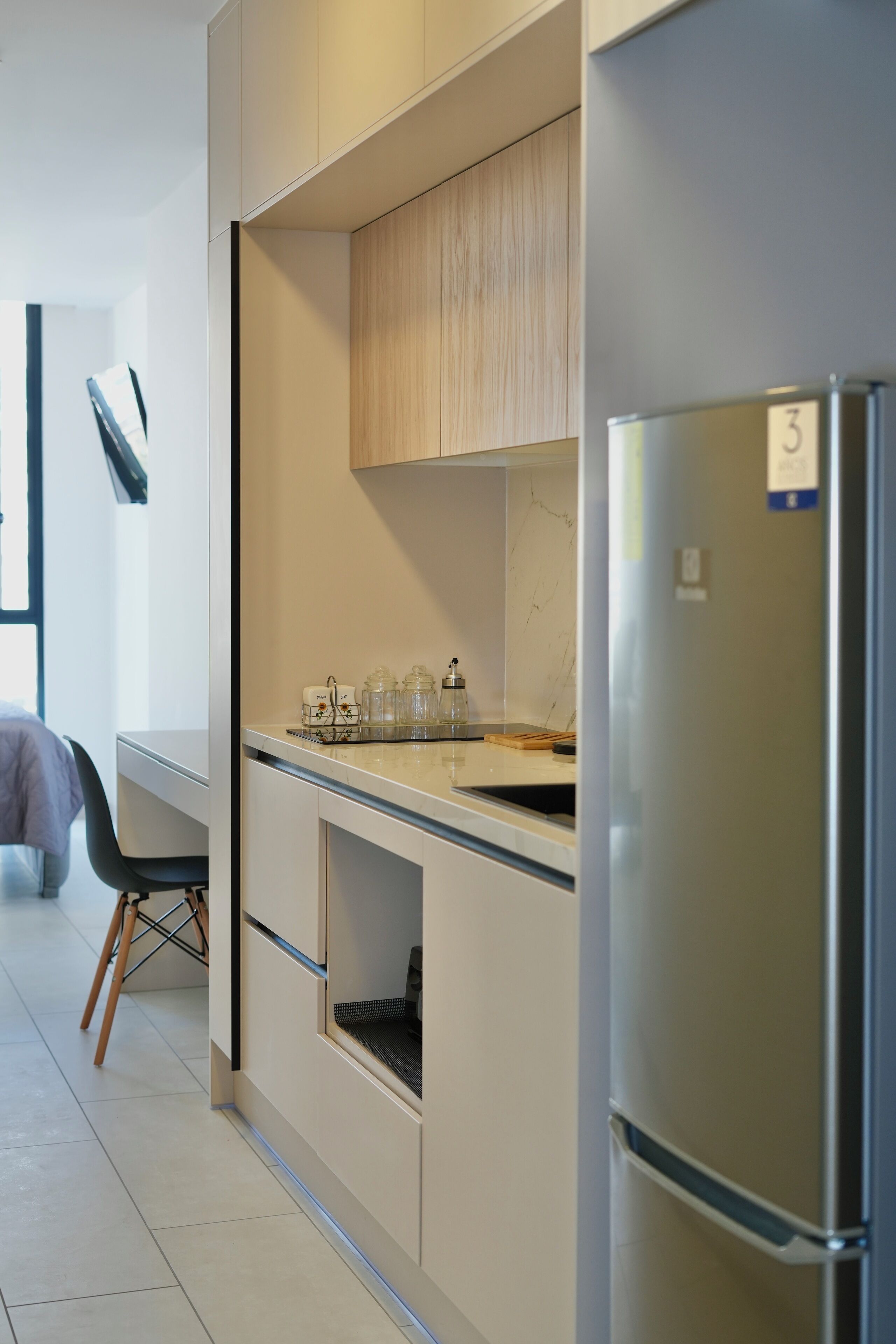 Luxury Studio | Private kitchen | Fridge, microwave, stovetop, cookware/dishes/utensils