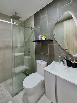 Superior Studio, City View | Bathroom | Shower, towels, soap, shampoo - Cielo Residents by Nomad-in (Quito)