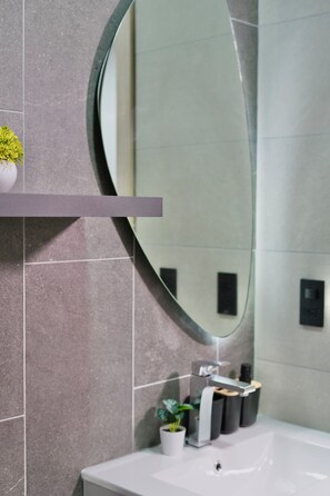 Superior Studio, City View | Bathroom | Shower, towels, soap, shampoo - Cielo Residents by Nomad-in (Quito)