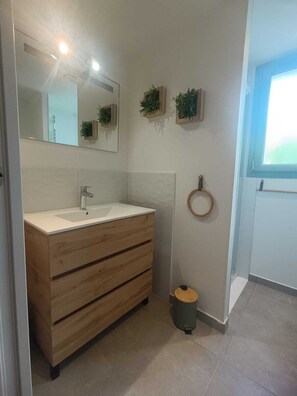 Hårtørrer, håndklæder, Toiletpapir