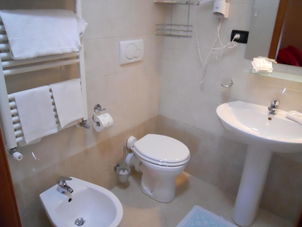 Deluxe Double Room, Balcony, Partial Sea View | Bathroom