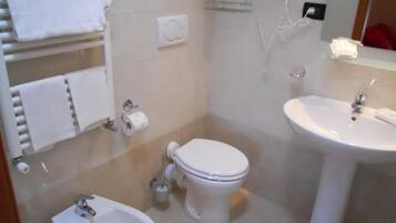 Deluxe Double Room, Balcony, Partial Sea View | Bathroom