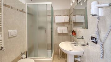 Family Triple Room | Bathroom