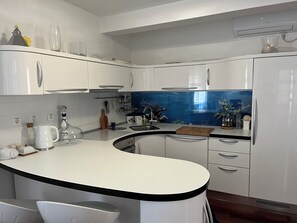 アパートメント 2 ベッドルーム | 専用キッチン | 調理器具と食器