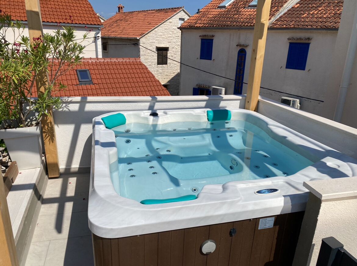 Bồn tắm spa ngoài trời