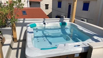 Bồn tắm spa ngoài trời