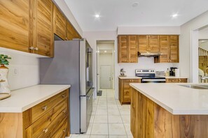 Private kitchen - Detached Luxury Getaway in Caledon| Sleeps 8 (caledon)