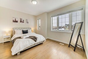 4 عدّة غرف نوم ومكواة/لوح كي وخدمة الإنترنت وملاءات أسرّة