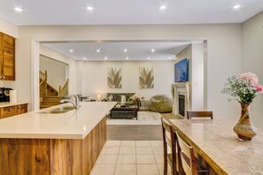 Interior - Modern Luxury 5 ⭐ Space in Caledon| Sleeps 8 (caledon)