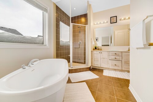 Modern Luxury 5 ⭐ Space in Caledon| Sleeps 8