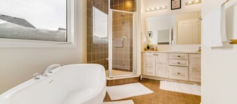 Modern Luxury 5 ⭐ Space in Caledon| Sleeps 8