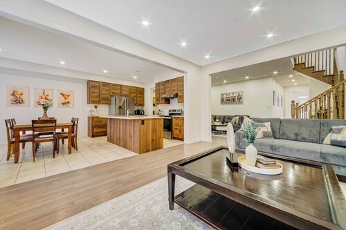 Modern Luxury 5 ⭐ Space in Caledon| Sleeps 8