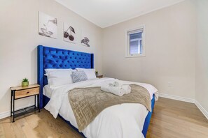 4 bedrooms, iron/ironing board, Internet, bed sheets - Modern Luxury 5 ⭐ Space in Caledon| Sleeps 8 (caledon)