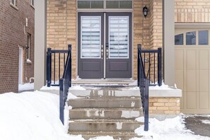 Exterior detail - Detached Luxury Getaway in Caledon| Sleeps 8 (caledon)