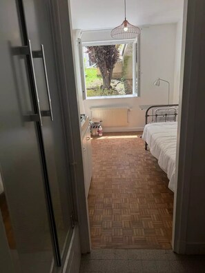 Iron/ironing board, WiFi, bed sheets - Studio Apartment - Newly Renovated - Ground Floor (Paris)