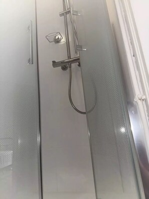 Regadera, toallas, jabón, papel de baño 