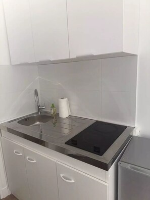Private kitchen - Studio Apartment - Newly Renovated - Ground Floor (Paris)