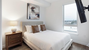 1 bedroom, desk, iron/ironing board, WiFi - Landing | Amazing 1BD, Gym (Seattle)
