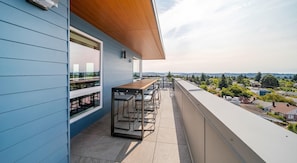 Outdoor dining - Landing | Amazing 1BD, Gym (Seattle)