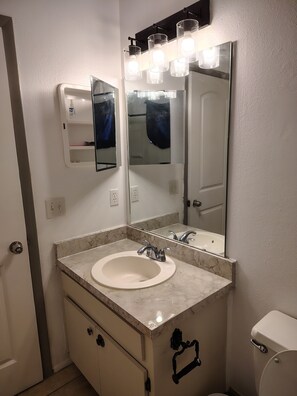 Serviettes fournies, papier toilette