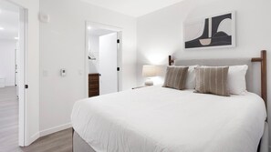 2 bedrooms, desk, iron/ironing board, WiFi - Landing | Modern 2BD, Gym (Seattle)