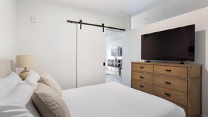 1 bedroom, desk, iron/ironing board, WiFi - Landing | Stylish 1BD, Gym (Seattle)