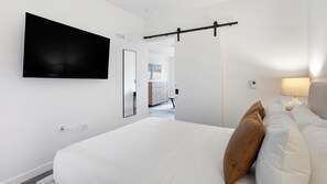 1 bedroom, desk, iron/ironing board, WiFi - Landing | Beautiful 1BD, Gym (Seattle)