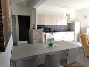 Dining - St-Aygulf - T3 with balcony/terrace, parking, quiet, center at 400m, beach at 700m (Fréjus)