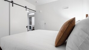 1 bedroom, desk, iron/ironing board, WiFi - Landing | Spectacular 1BD, Gym (Seattle)