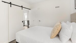 1 bedroom, desk, iron/ironing board, WiFi - Landing | Stunning 1BD, Gym (Seattle)