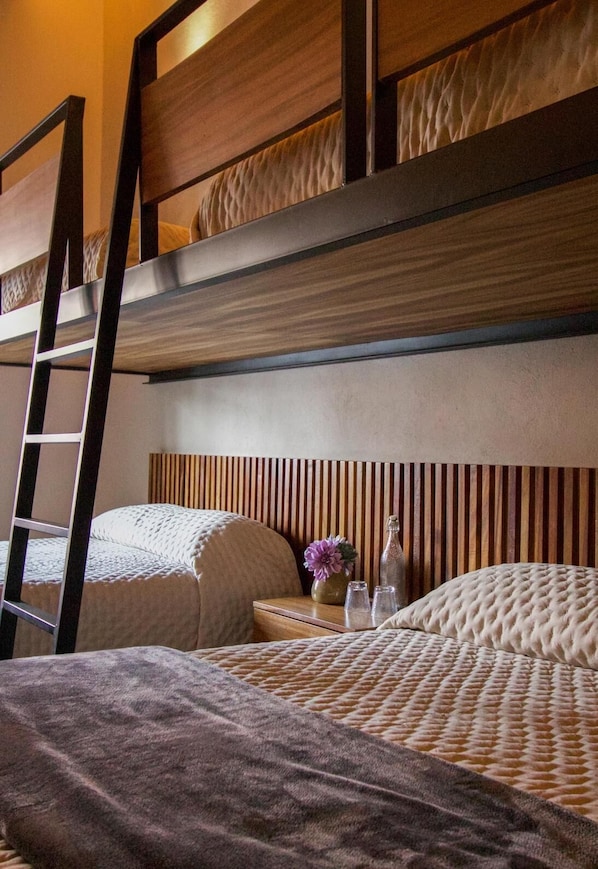 Escritorio, espacio para trabajar con un portátil, wifi gratis