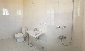 Shower, hair dryer, bidet, towels - Comfortable modern apartments near (Accra)
