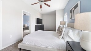 Desk, iron/ironing board, WiFi, bed sheets - Landing | Beautiful 1BD, Clubhouse (Corpus Christi)