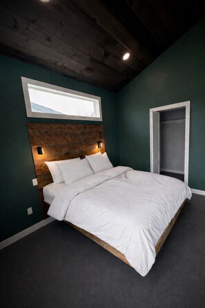 4 bedrooms, in-room safe, iron/ironing board, free WiFi