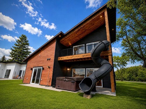 Designer Lake Cabin - PickleBall, HotTub, Slide, Sandy Shore, Ice Baths, Biking