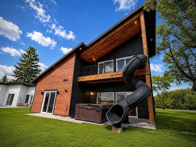 Designer Lake Cabin- PickleBall, HotTub, Slide, EV Charging, Ice Baths, Biking
