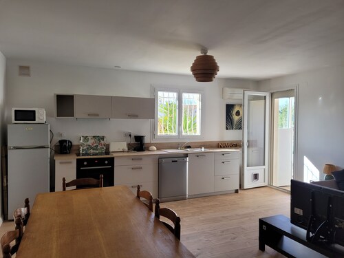 6 to 8-person apartment, garden, veranda in quiet cul-de-sac, 8 minutes from the sea