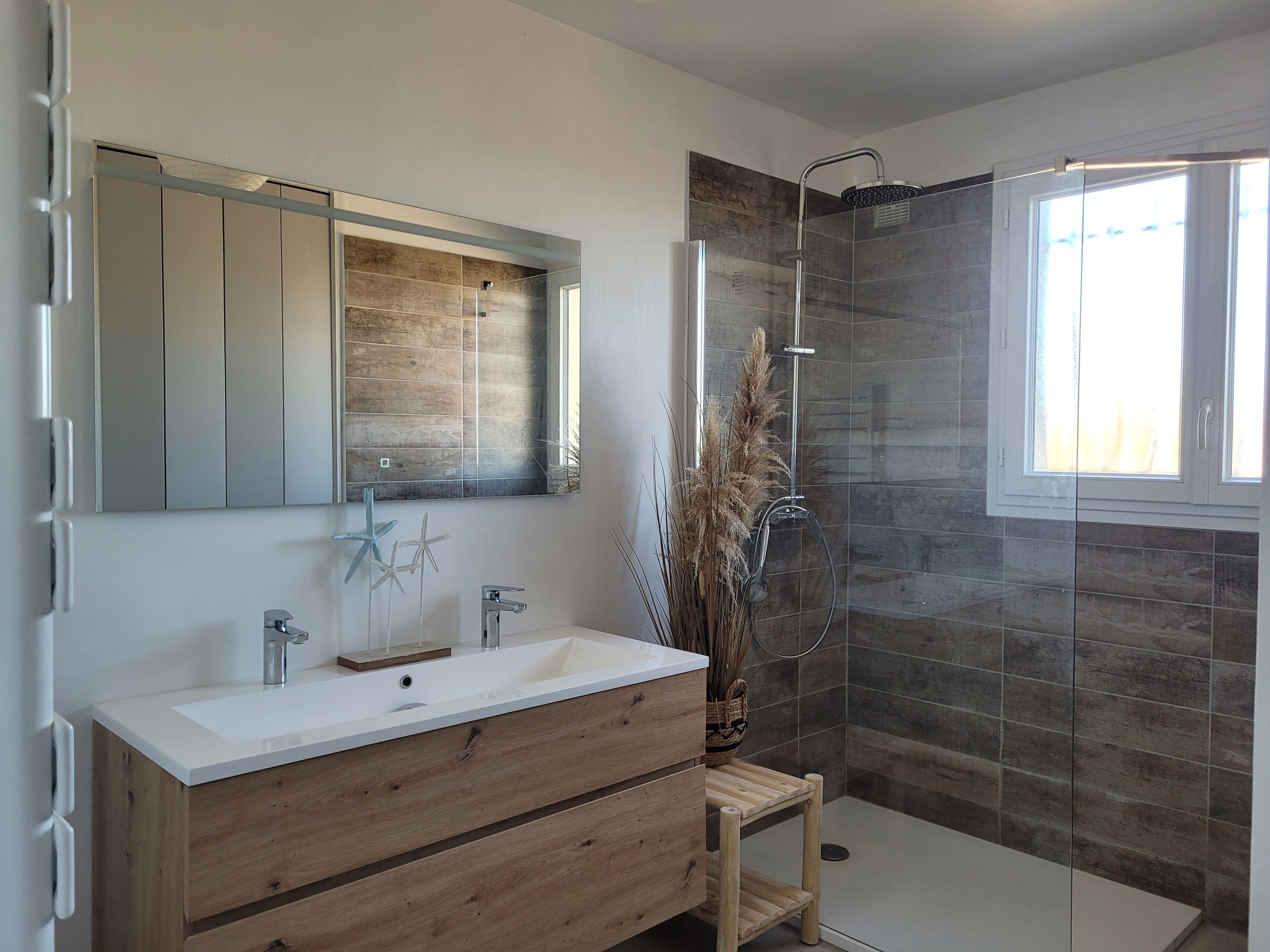 Douche, serviettes fournies, savon, papier toilette